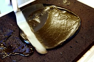 ことほぎの木の「ふんわり黒糖まんじゅう」を製造中